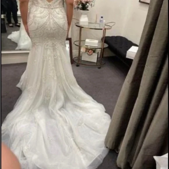 BRAND NEW WEDDING DREESS - Picture 5 of 9